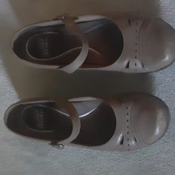 Cute brown size 10 flats - Picture 4 of 4